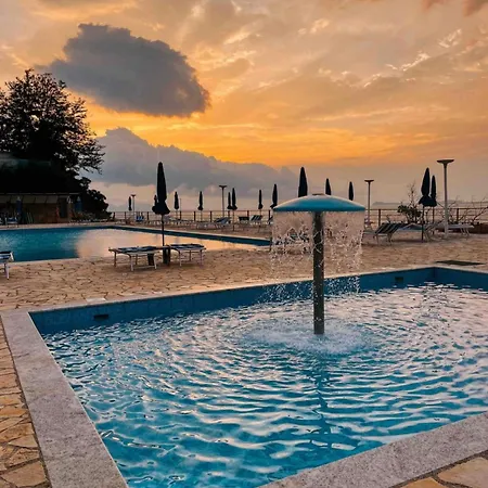 Matthews House * Vlorë