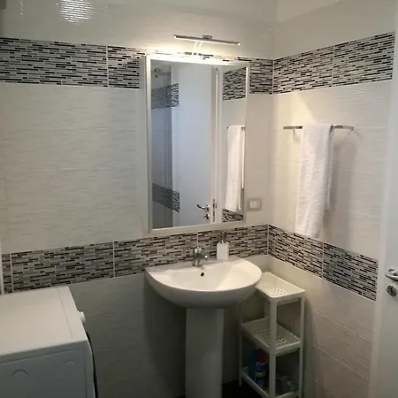 Matthews House * Vlorë