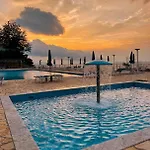 Matthews House * Vlorë