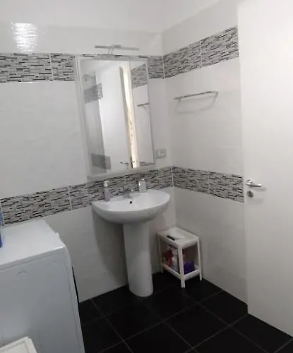 Matthews House * Vlorë